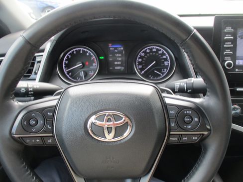 Used 2023 Toyota Camry SE w/ Convenience Package FWD image 18