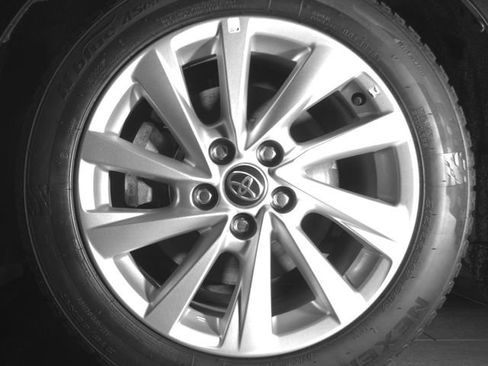 Used 2023 Toyota Camry SE FWD image 9