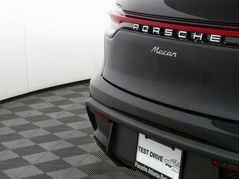 Certified 2025 Porsche Macan image 38