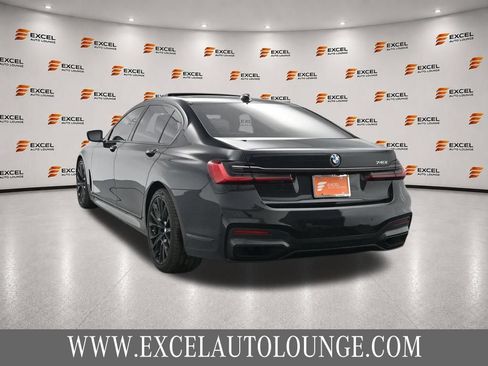 Used 2022 BMW 740i w/ M Sport Package RWD image 3
