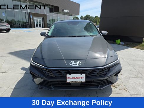 Certified 2025 Hyundai Elantra Limited FWD image 3
