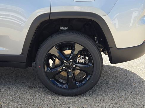 New 2025 Jeep Grand Cherokee Altitude image 16