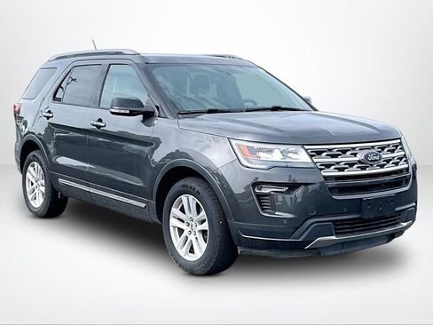 Used 2018 Ford Explorer XLT w/ Equipment Group 202A AWD/4WD image 13