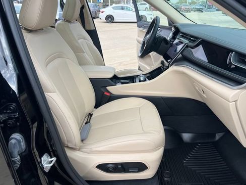 Used 2022 Jeep Grand Cherokee Limited w/ Luxury Tech Group II AWD/4WD image 16