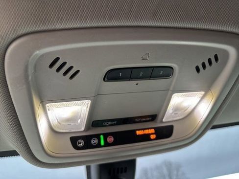 Used 2020 Chevrolet Traverse LT image 30