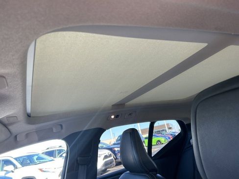 Used 2019 Volvo XC40 T5 Momentum image 6