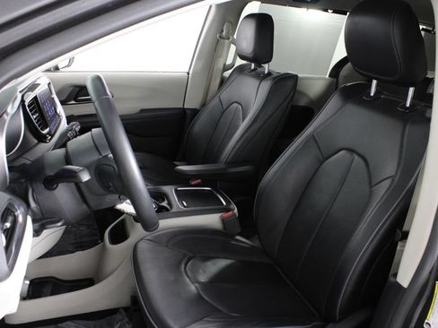 Used 2018 Chrysler Pacifica Limited w/ Advanced Safetytec Group FWD image 19