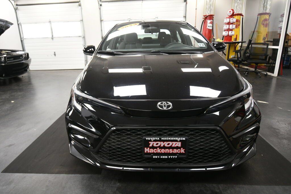 Used 2023 Toyota Corolla SE w/ Carpet Mat Package (TMS) FWD image 2