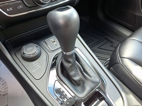 Used 2020 Jeep Cherokee Latitude Plus image 14