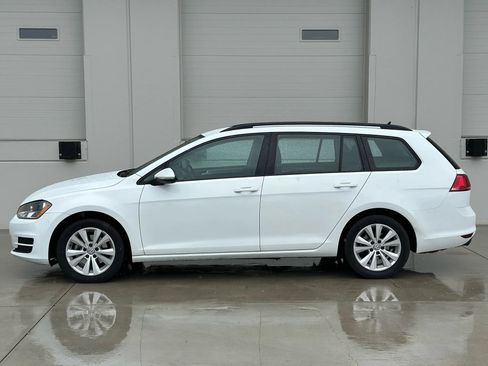 Used 2017 Volkswagen Golf S image 2