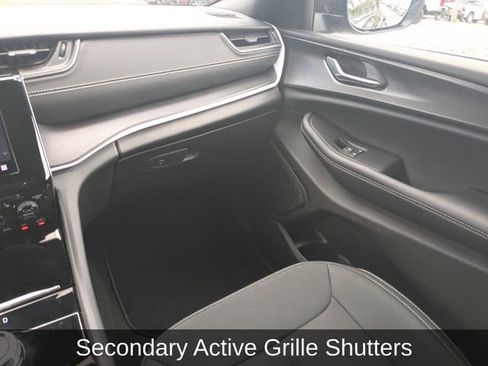 Used 2024 Jeep Grand Cherokee Laredo w/ Luxury Tech Group I image 20