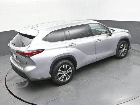 Used 2022 Toyota Highlander XLE FWD image 34