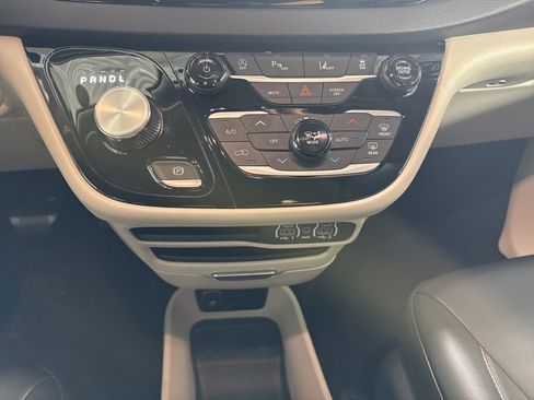 Used 2024 Chrysler Pacifica Touring-L image 4