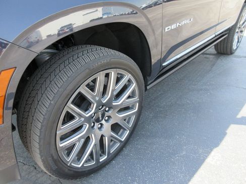 Certified 2025 GMC Yukon Denali Ultimate w/ LPO, Floor Liner Package AWD/4WD image 14