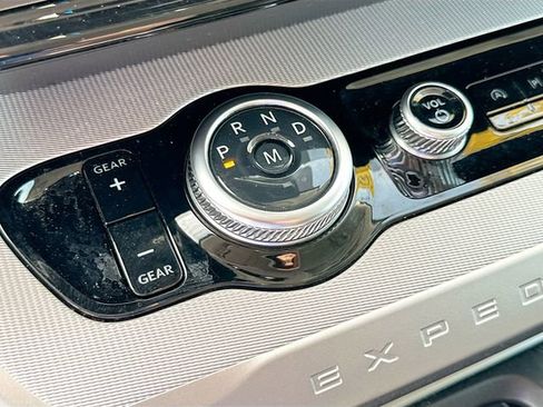 Used 2025 Ford Expedition Active RWD image 17