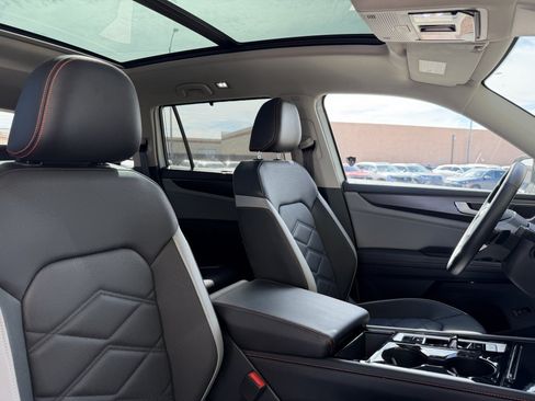 Used 2024 Volkswagen Atlas Peak Edition SE AWD/4WD image 44