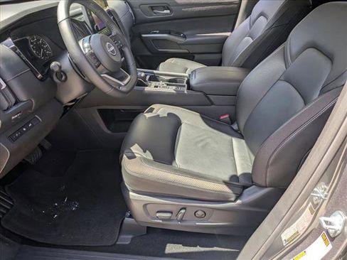 Used 2025 Nissan Pathfinder SL FWD image 14