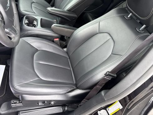 Used 2025 Chrysler Pacifica Select FWD image 5