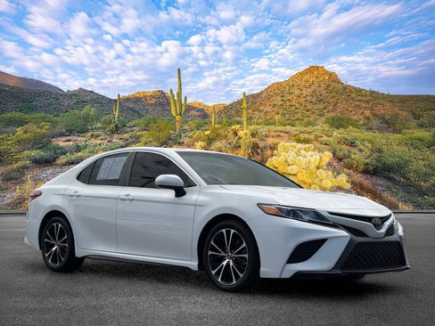 Used 2018 Toyota Camry SE FWD image 2
