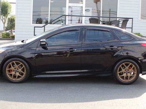 Used 2016 Ford Focus SE w/ SE Sport Package FWD image 3