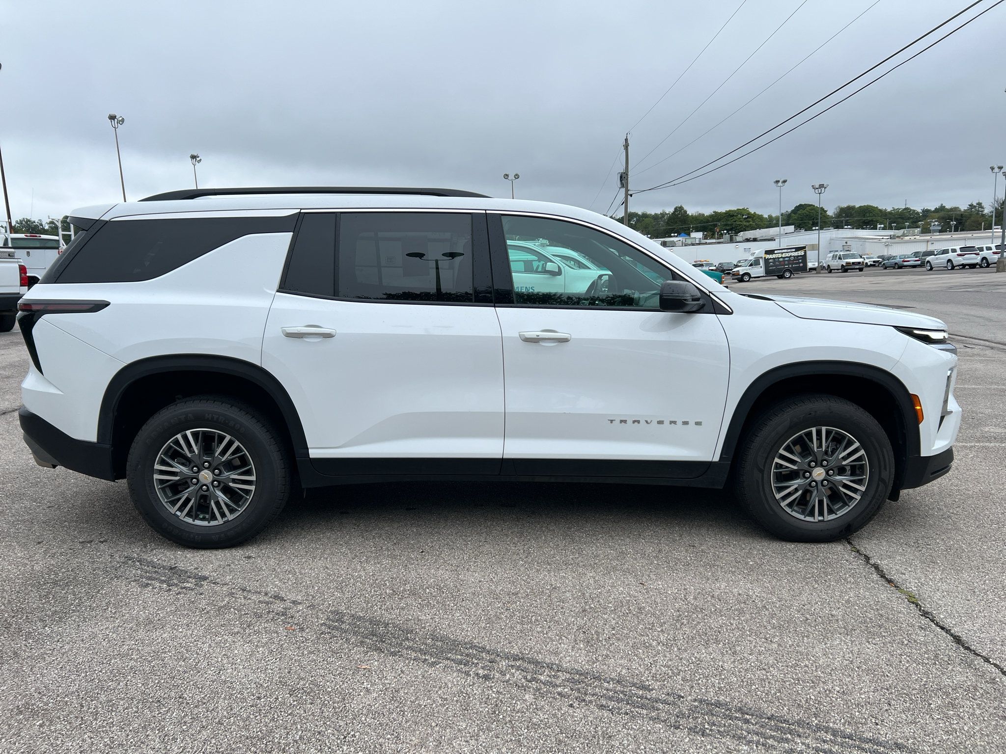Used 2025 Chevrolet Traverse LT AWD/4WD image 2
