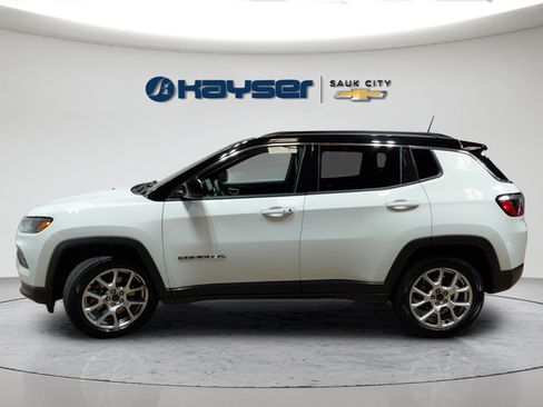 Used 2025 Jeep Compass Limited AWD/4WD image 4