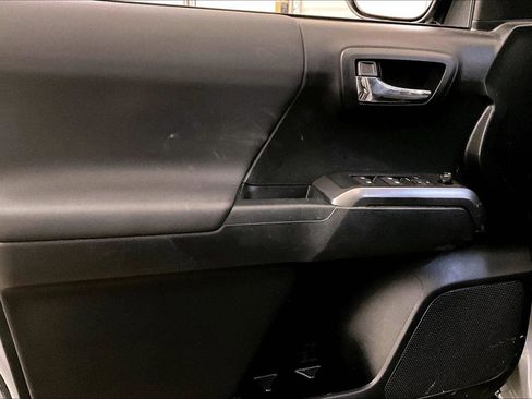 Used 2019 Toyota Tacoma TRD Sport image 22