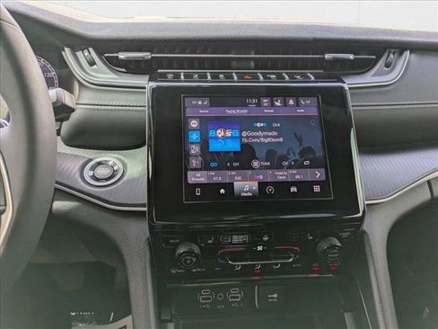 Used 2024 Jeep Grand Cherokee Altitude image 12