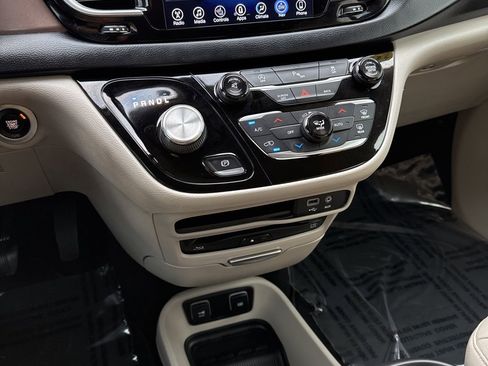 Used 2017 Chrysler Pacifica Touring-L Plus w/ Tire & Wheel Group image 17