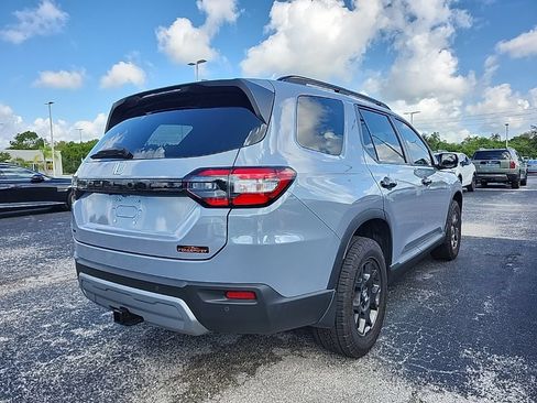 Used 2025 Honda Pilot TrailSport image 4