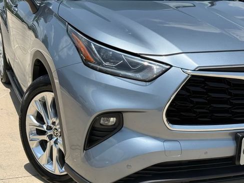 Used 2020 Toyota Highlander Limited FWD image 3