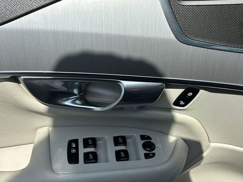 Used 2022 Volvo XC90 T5 Momentum w/ Climate Package image 12