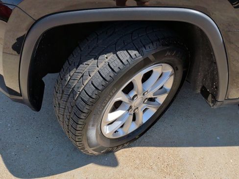 Used 2021 Jeep Grand Cherokee Laredo RWD image 43