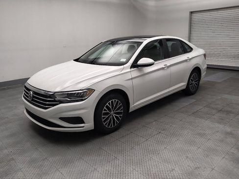 Used 2019 Volkswagen Jetta SE FWD image 2