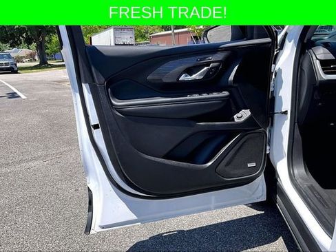 Used 2024 GMC Terrain SLT w/ Infotainment Package II FWD image 16