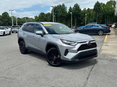 Used 2025 Toyota RAV4 XLE AWD/4WD image 2