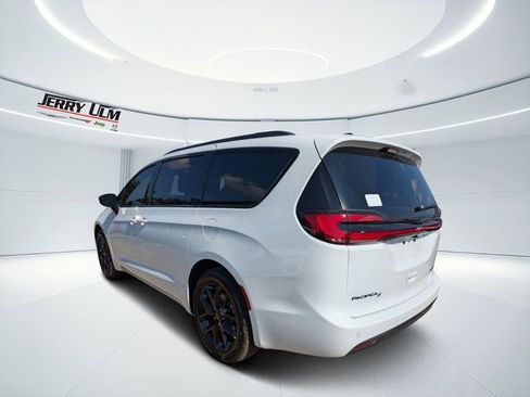 New 2026 Chrysler Pacifica Limited w/ S Appearance Package image 6