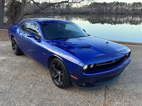 Used 2018 Dodge Challenger R/T image 2