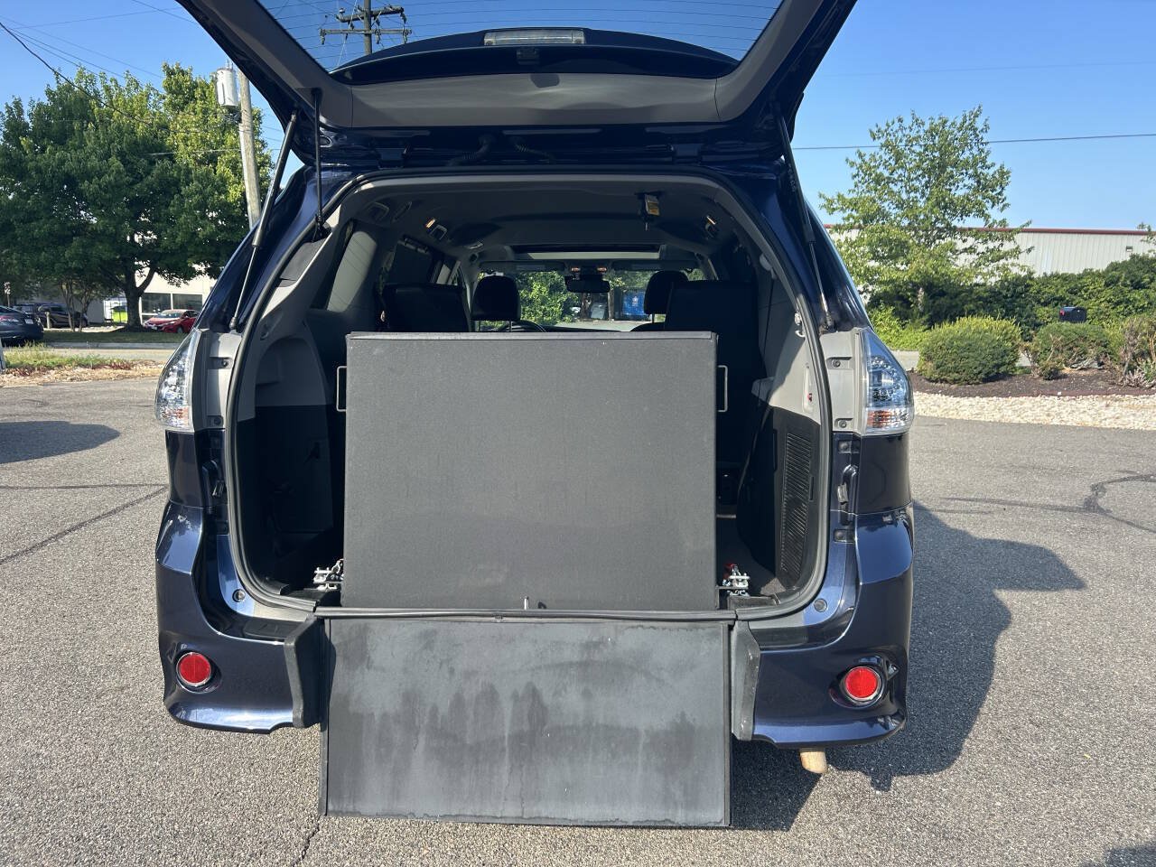 Used 2020 Toyota Sienna SE FWD image 8
