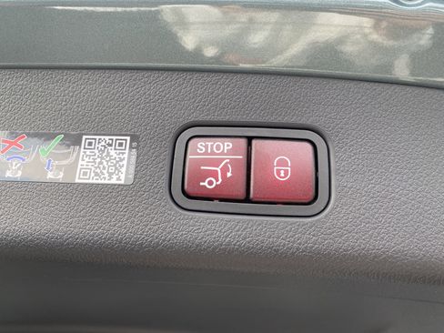 Used 2025 Mercedes-Benz GLC 300 4MATIC image 31