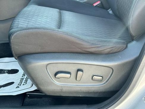 Used 2018 Nissan Rogue SV FWD image 17