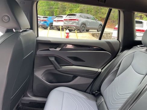 New 2026 Volkswagen Tiguan SE R-Line FWD image 15