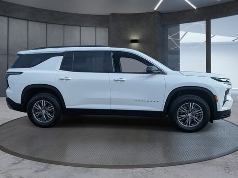 Used 2025 Chevrolet Traverse LT w/ Enhanced Driving Package image 7
