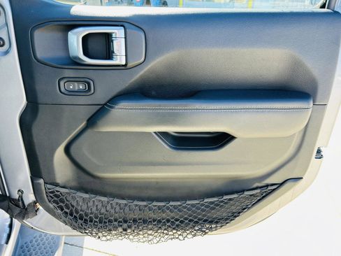 Used 2019 Jeep Wrangler Unlimited Sahara image 25