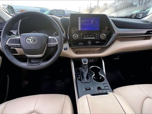 Used 2024 Toyota Highlander XLE image 16