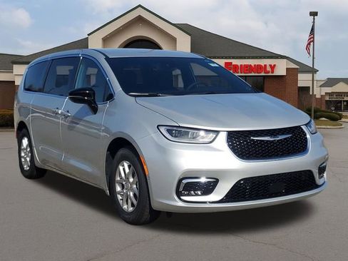New 2026 Chrysler Pacifica Select image 2