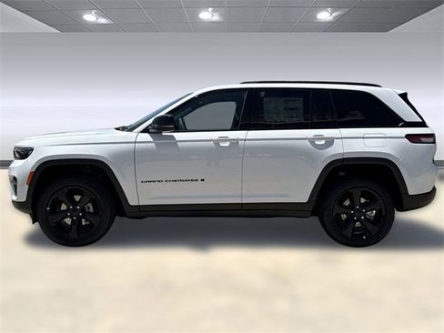 New 2025 Jeep Grand Cherokee Altitude image 2