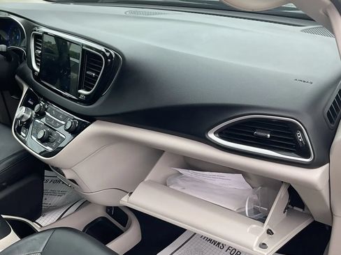 Used 2024 Chrysler Pacifica Touring-L FWD image 33