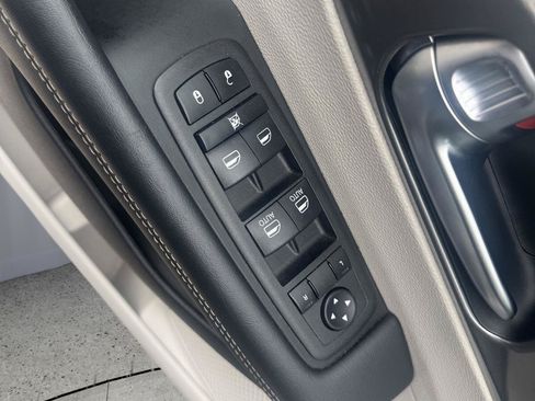 Used 2023 Chrysler Pacifica Touring-L FWD image 25