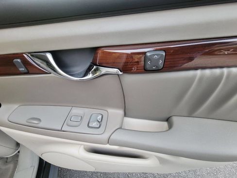 Used 2004 Cadillac De Ville DHS w/ Equipment Group image 30